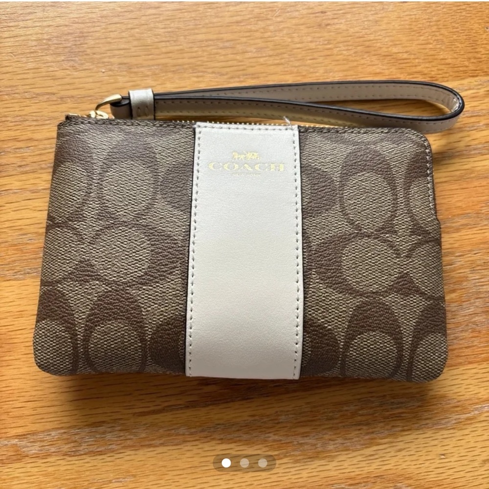 Corner Zip Wristlet in Signature Canvas Brown